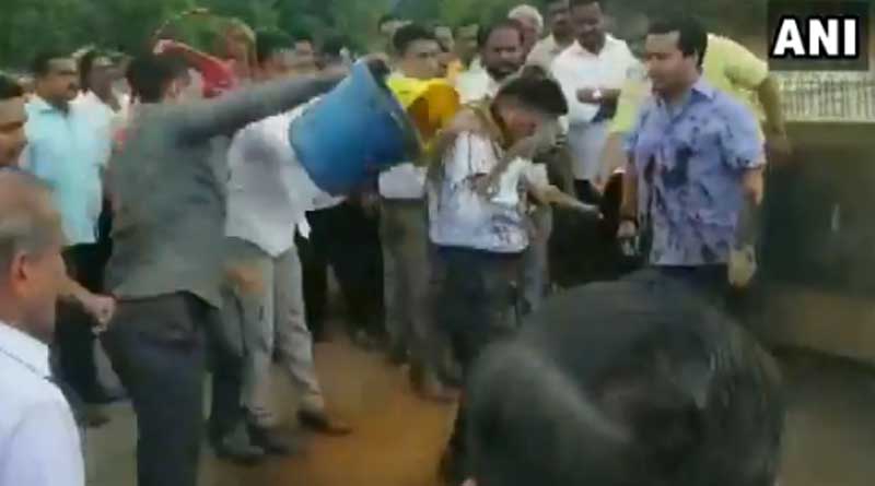 রাস্তায় খানাখন্দ, ইঞ্জিনিয়ারকে কাদায় স্নান করালেন মহারাষ্ট্রের কংগ্রেস বিধায়ক!