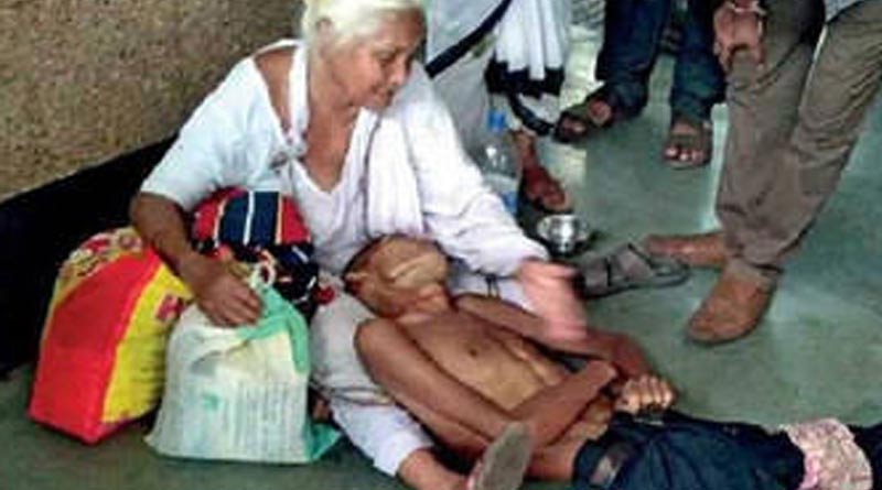 কোলে মৃত ছেলে, শিয়ালদহ স্টেশনে দেহ আগলে বসে রইলেন মা