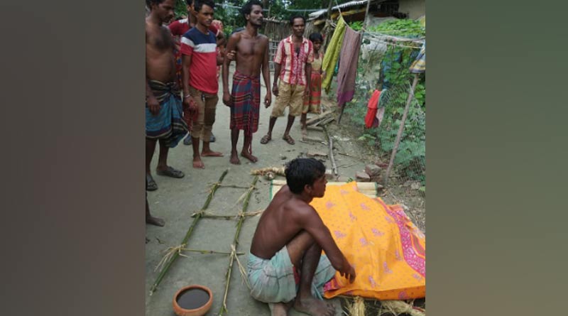 বাঘের পেটে গিয়েছেন মা, কুশপুতুল দাহ করে চলল শ্রাদ্ধানুষ্ঠান