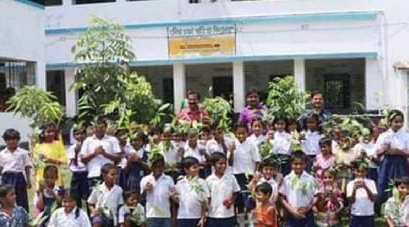 Students of a primary school in Uluberia celebrate birthday of 100trees