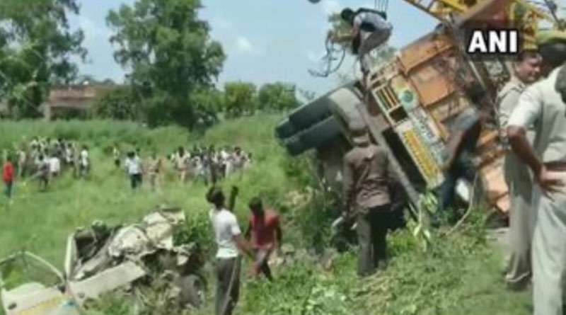 ভ্যানে ধাক্কা মেরে টেম্পোর উপর উলটে গেল ট্রাক, মৃত ১৬