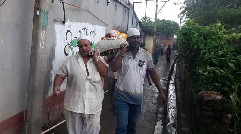 কাঁধে হিন্দু বন্ধুর দেহ, মুখে রামনাম করতে করতে শ্মশানের পথে শাহিদ