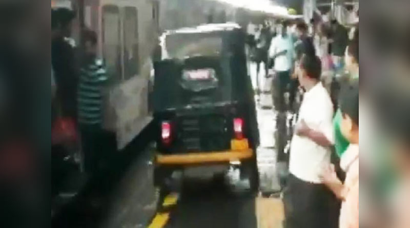 প্রসব যন্ত্রণায় কাতর মহিলাকে নিয়ে প্ল্যাটফর্ম দিয়েই ছুটল অটো, ভাইরাল ভিডিও