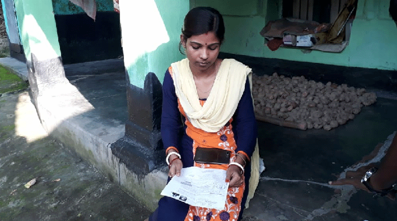 পণের দাবিতে ‘অত্যাচারিত’, বালুরঘাটে শ্বশুরবাড়ির সামনে ধরনায় গৃহবধূ