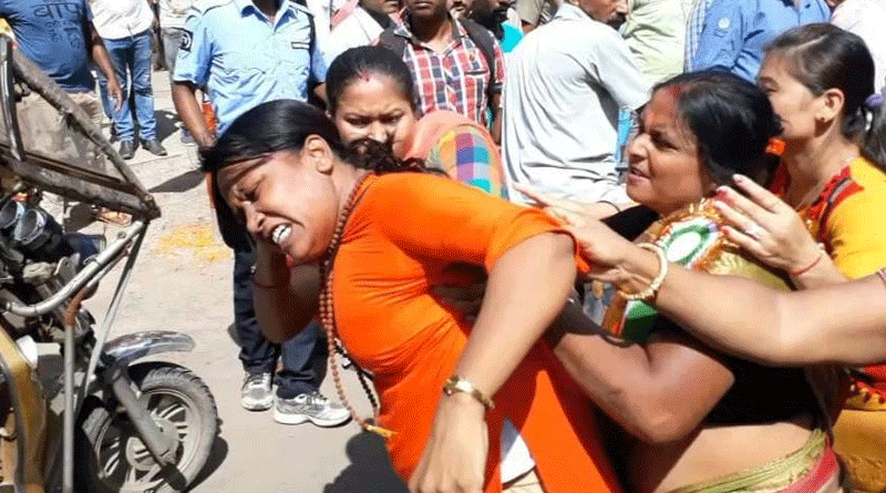 দিলীপ ঘোষের সামনেই চুলোচুলি, বিজেপি নেত্রীকে রাস্তায় ফেলে মার মহিলা কর্মীদের