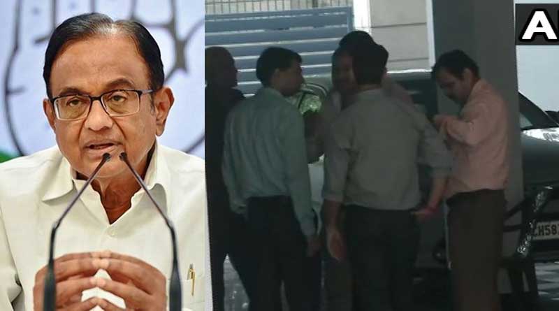 দফায় দফায় বাড়িতে সিবিআই হানা, গ্রেপ্তারির আশঙ্কায় ‘উধাও’ চিদম্বরম