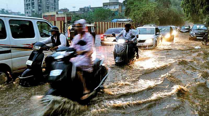 পূর্বাভাস ছাড়াই প্রবল বৃষ্টি, প্লাবিত গুজরাটে মৃত অন্তত ৬