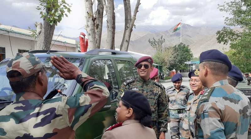 কথা রাখলেন মাহি, লাদাখে সেনার বেশে স্বাধীনতা দিবস উদযাপন ধোনির