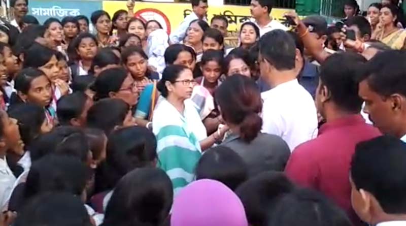 প্রশাসনিক বৈঠক থেকে সরাসরি পড়ুয়াদের মধ্যে, অভিযোগ শুনলেন মমতা