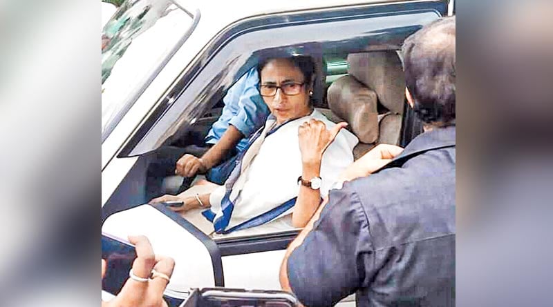 Chief Minister Mamata Bannerjee rescues a ill girl from the road