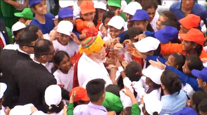 স্বাধীনতা দিবসে প্রোটোকল ভাঙলেন মোদি, প্রধানমন্ত্রীকে ছোঁয়ার স্বাদ পেল কচিকাঁচারা