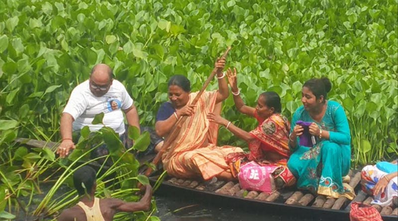 ‘দিদিকে বলো’র প্রচারে নদীতে নেমে কচুরিপানা সাফ করলেন প্রাক্তন বিধায়ক