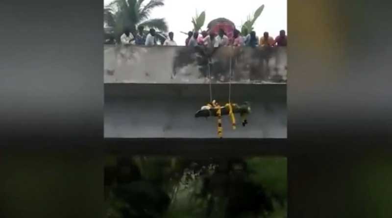 জাতপাতের লড়াইয়ে আটকাল শেষযাত্রা! ব্রিজ থেকে ঝুলিয়ে নামানো হল দলিতের দেহ