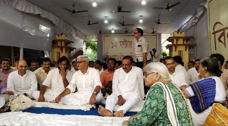 বিশ্বভারতীর জমি দখলমুক্ত করতে অনশনে বসলেন উপাচার্য
