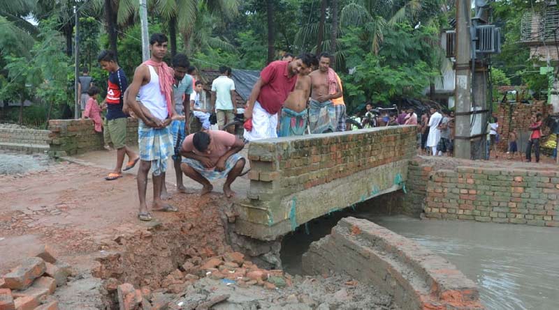 স্লুইস গেট ভেঙে নতুন খাল তৈরি, ভরা বর্ষায় ইছামতীর জলে প্লাবিত গ্রামের পর গ্রাম