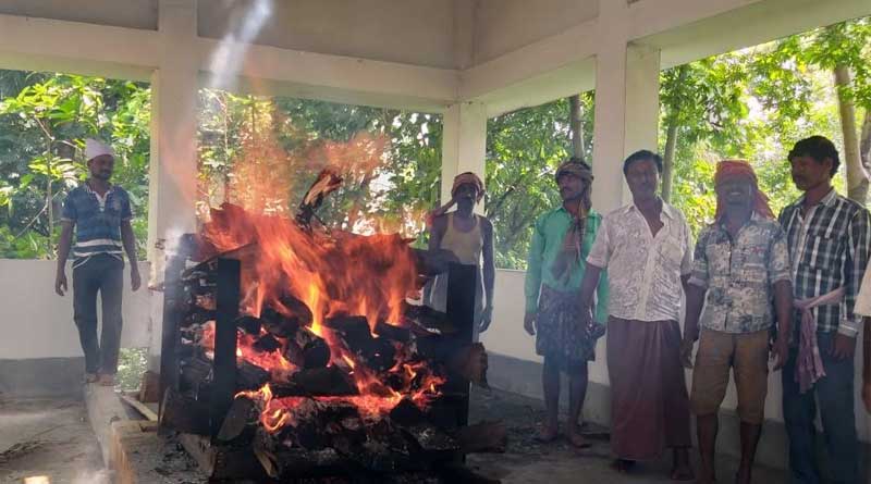 ধর্মের ঊর্ধ্বে মানবতা, হিন্দুর দেহ সৎকার করলেন মুসলিম পড়শিরা