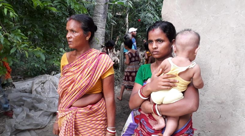 স্ত্রীর অধিকার চেয়ে শ্বশুরবাড়ির সামনে সন্তান কোলে ধরনায় যুবতী