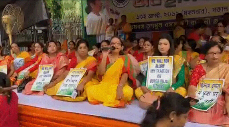 পুজো কমিটিগুলিকে আয়কর নোটিসের প্রতিবাদে ধরনায় বঙ্গজননী ব্রিগেড