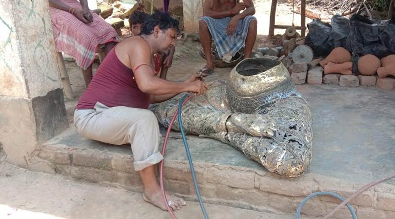 বেলেঘাটার মণ্ডপে যাবে ১০ ফুটের ডোকরার দুর্গা, ব্যস্ততা তুঙ্গে আউশগ্রামের শিল্পীদের
