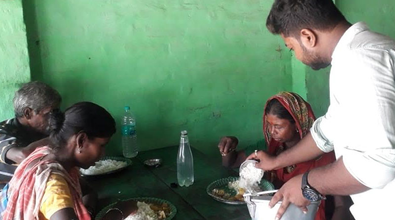 মানুষ মানুষেরই জন্য, রবিবাসরীয় দুপুরে ভবঘুরে অতিথিদের ভোজ খাওয়াল যুবকদল