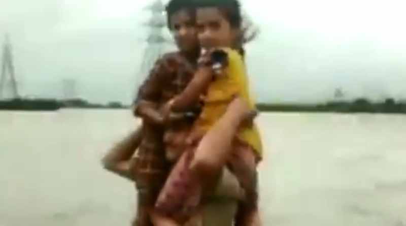 Gujrat constable rescued two children by his shoulder,goes viral