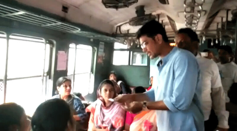 লোকাল ট্রেনে ‘দিদিকে বলো’ কর্মসূচির প্রচার, যাত্রীদের অভিযোগ শুনলেন লক্ষ্মীরতন শুক্লা