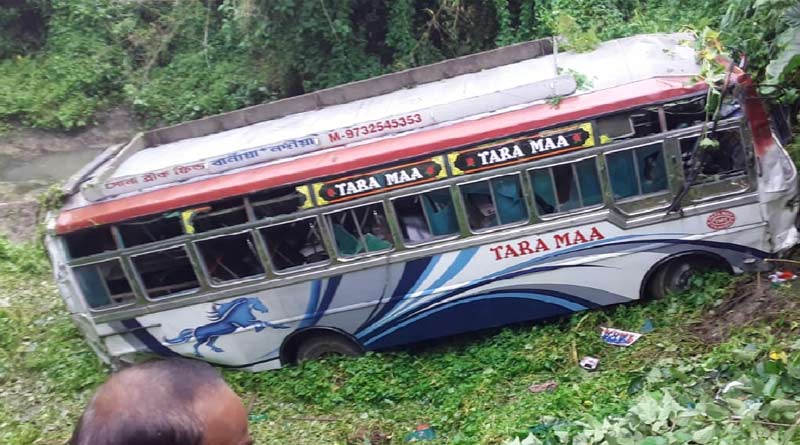 Bus carrying wedding party plunges into pond in Nadia