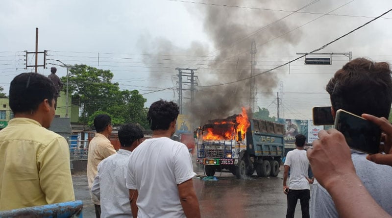 ডাম্পারের চাকায় পিষ্ট মা-মেয়ে, ঘাতক গাড়িতে আগুন উন্মত্ত জনতার