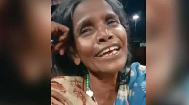A woman stays in the platform of Ranaghat sings Lata Mangeshkar's popular song