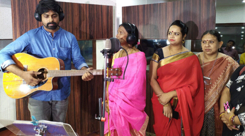 Ranu Mandal recorded theme song of Durga puja for a club
