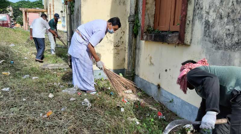 লুঙ্গি পরে ঝাঁটা হাতে হাসপাতাল পরিষ্কার করলেন মন্ত্রী স্বপন দেবনাথ