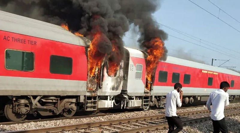 Fire breaks out at Telengana Express, 2 coaches burnt completely