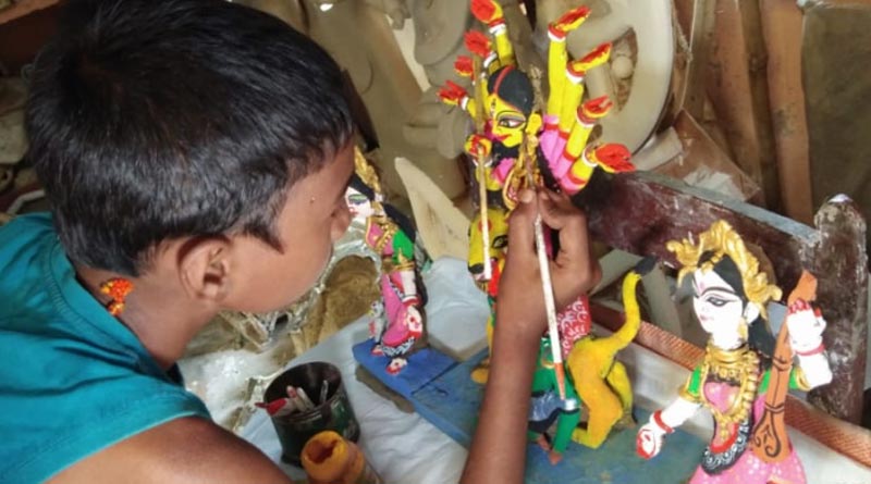 Class 6 students make miniature Durga idol in West Burdwan