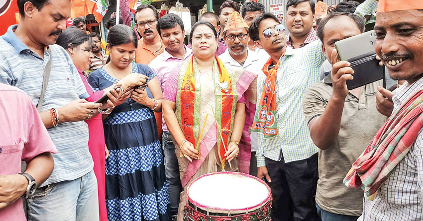 শিয়রে ভোট, প্রচারে নানা মুডে ধরা দিলেন প্রার্থীরা
