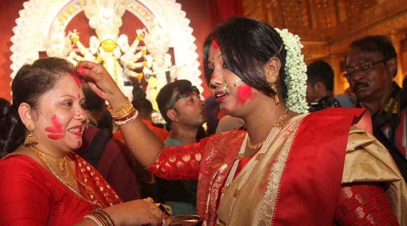আবার এসো মা, দশমীতে বিষাদের সুরে উমার বিদায়