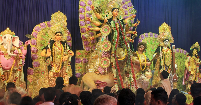 মহাষ্টমীতে পাড়ায় পাড়ায় অঞ্জলি, রীতি মেনে কুমারী ও সন্ধিপুজো