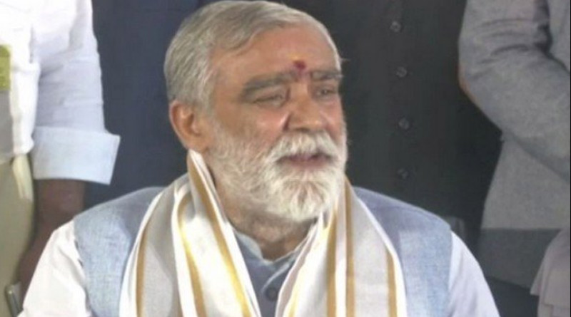 গোমূত্র থেকে ক্যানসারের ওষুধ বানাচ্ছে সরকার, চাঞ্চল্যকর দাবি কেন্দ্রীয় মন্ত্রীর