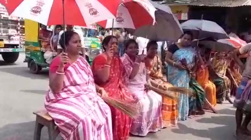 মদের দোকান বন্ধের দাবিতে বিক্ষোভ, ঝাঁটা হাতে বনগাঁয় রাস্তা অবরোধ মহিলাদের