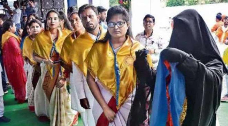 বোরখা পরে সমাবর্তনে,  টপার ছাত্রীকে ডিগ্রির শংসাপত্র দিল না রাঁচির কলেজ