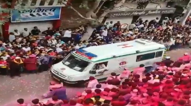 লক্ষ মানুষের ভিড়ে অ্যাম্বুল্যান্সকে রাস্তা দিলেন গণেশ ভক্তরা