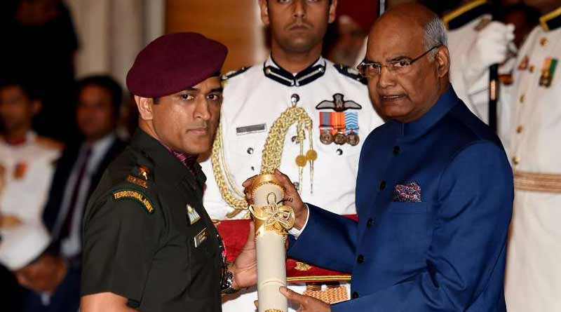 অবসর জল্পনার মধ্যেই রাষ্ট্রপতি রামনাথ কোবিন্দের সঙ্গে দেখা ধোনির