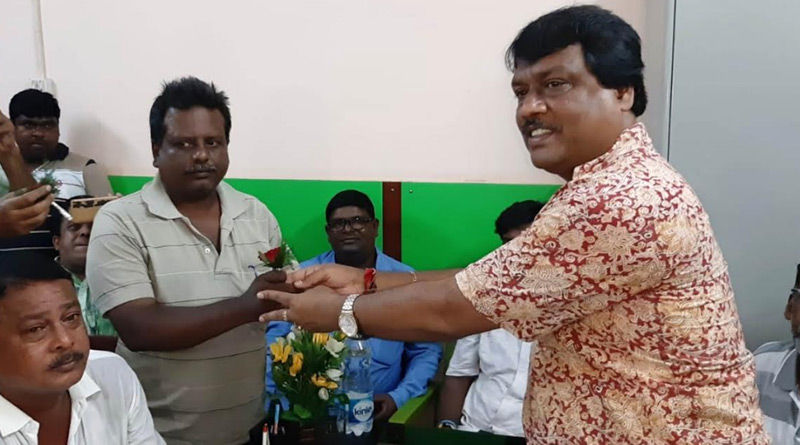 শাসকের সৌজন্য, বিক্ষোভরত সিপিএম কর্মীদের গোলাপ উপহার বোরো চেয়ারম্যানের