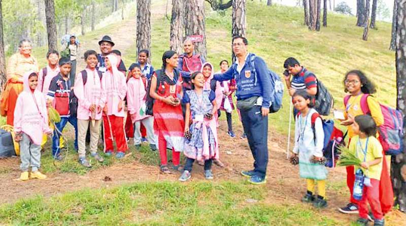 তুচ্ছ শারীরিক প্রতিবন্ধকতা, পাহাড় পেরিয়ে শিবঠাকুরের দুর্গম দেশে দৃষ্টিহীন শিশুরা