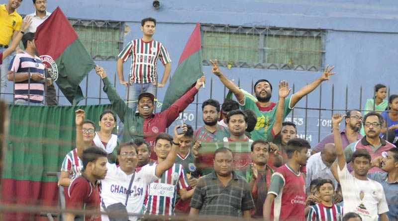 কল্যাণীতে মোহনবাগান ম্যাচ শেষে উত্তেজনা, রেফারিকে জলের বোতল ছুঁড়লেন সমর্থকরা