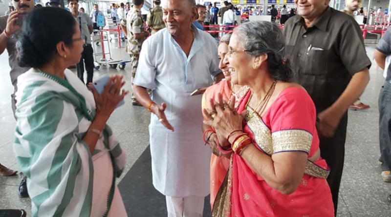 বিমানবন্দরে হঠাৎ দেখা, মোদির স্ত্রীকে শাড়ি উপহার দিলেন মমতা