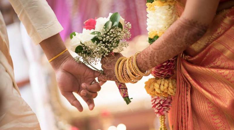 বাড়িতে বাবার কফিনবন্দি দেহ, বিয়ের পিঁড়িতে বসলেন ছেলে