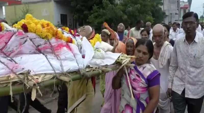In last rites four daughter-in-law gave shulder for their mother-in-law