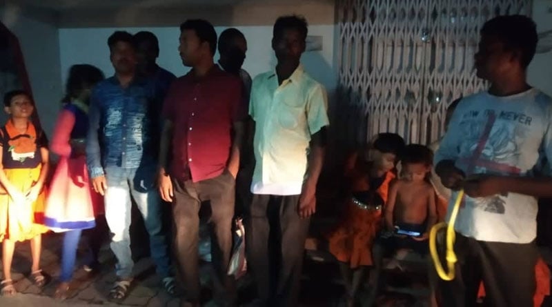 বাংলায় এনআরসি’র জুজু, নথি সংশোধনের জন্য আধার কেন্দ্রে লম্বা লাইন বাসিন্দাদের