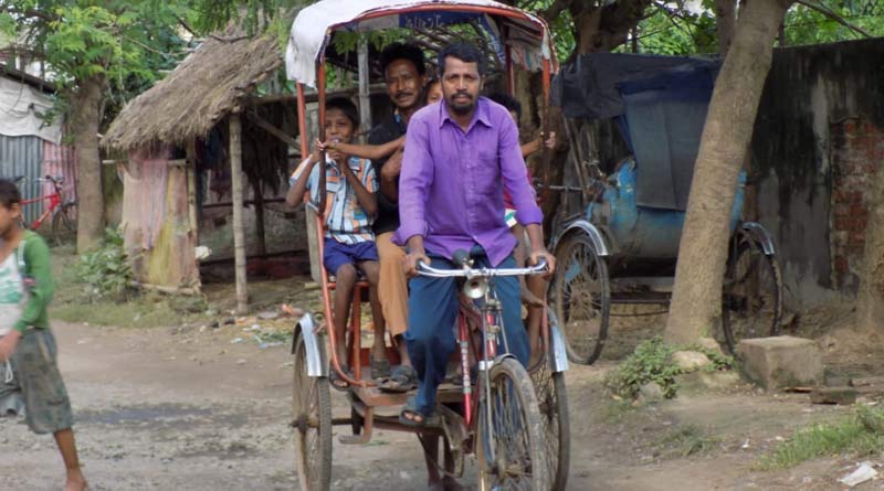 A rickshaw puller of Katwa won lottery of fifteen lakhs rupees