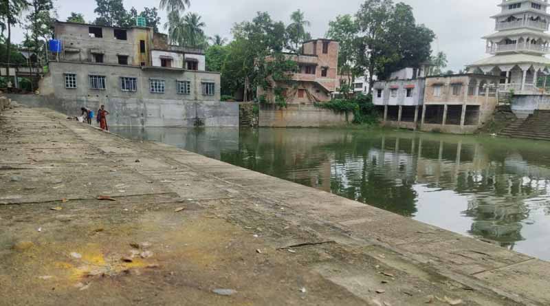 বনগাঁর ঠাকুরবাড়িতে বোমাবাজি,  তরজায় জড়াল শান্তনু-মমতাবালার অনুগামীরা